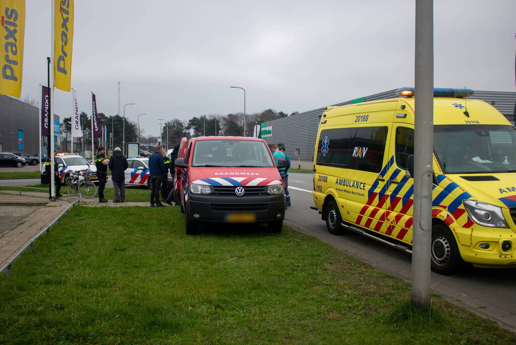 Fietser geschept door bestelbus