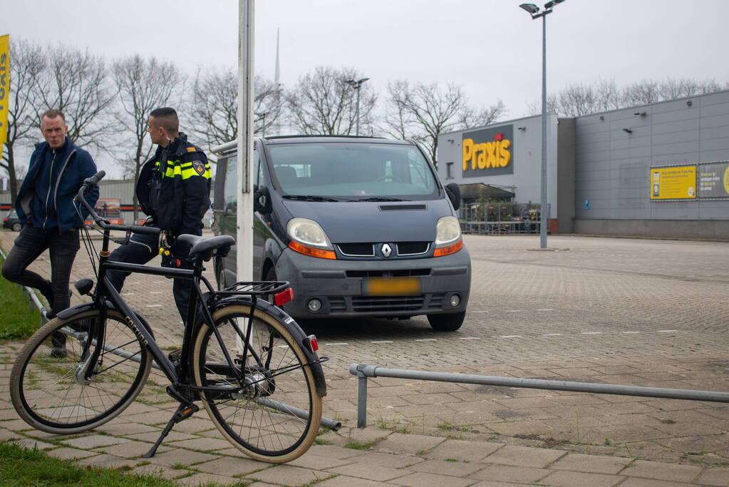 Fietser geschept door bestelbus