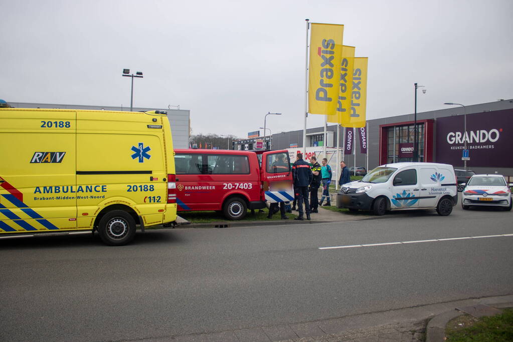 Fietser geschept door bestelbus