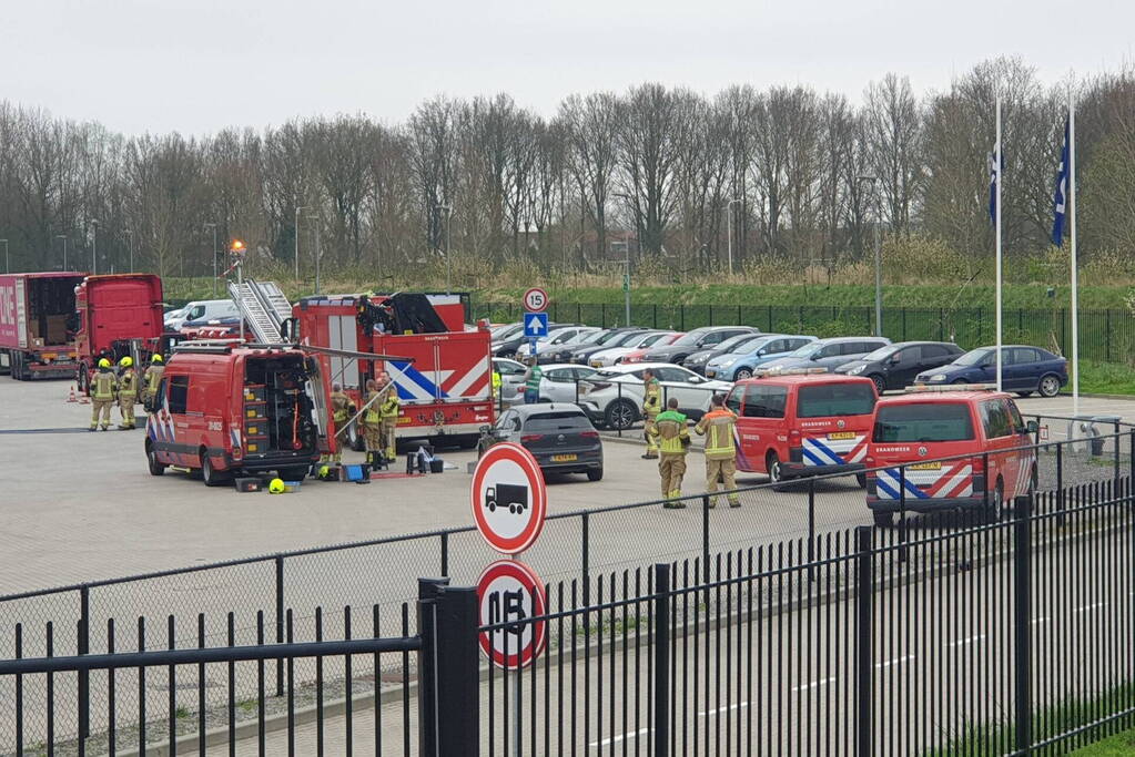 Hulpdiensten groots ingezet voor lekkage gevaarlijke stof in bedrijfspand