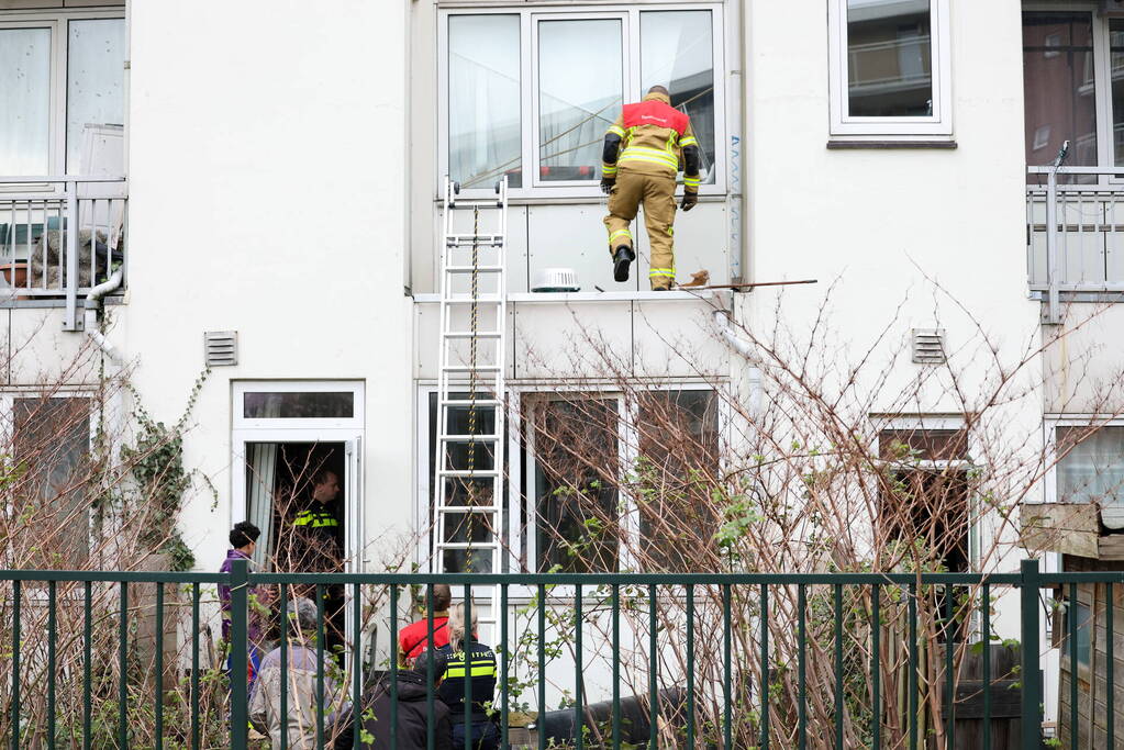 Poes springt van dak tijdens reddingsactie brandweer