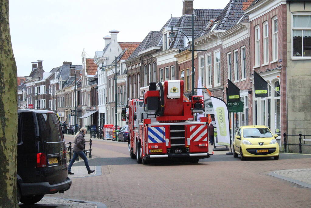 Brandweer onderzoekt brandlucht in hotel