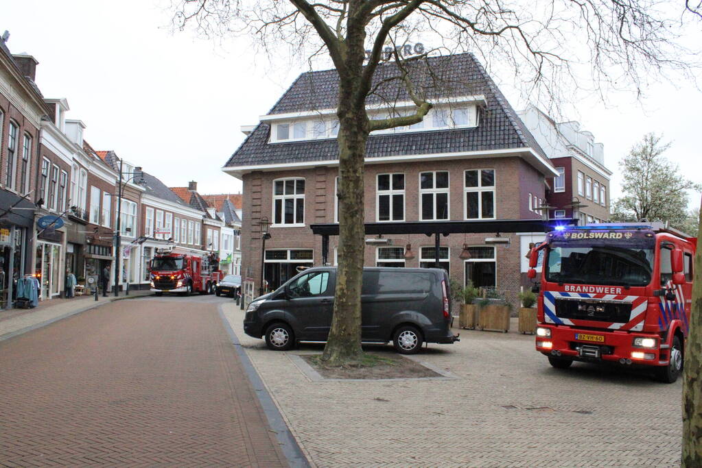 Brandweer onderzoekt brandlucht in hotel