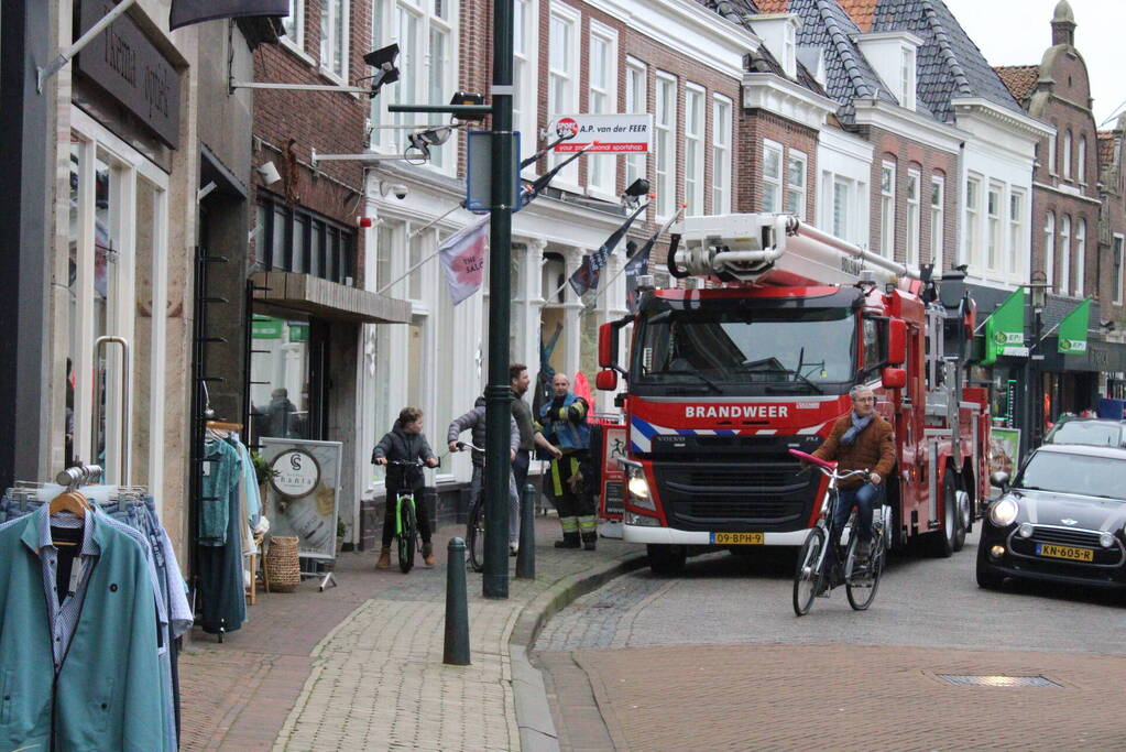 Brandweer onderzoekt brandlucht in hotel