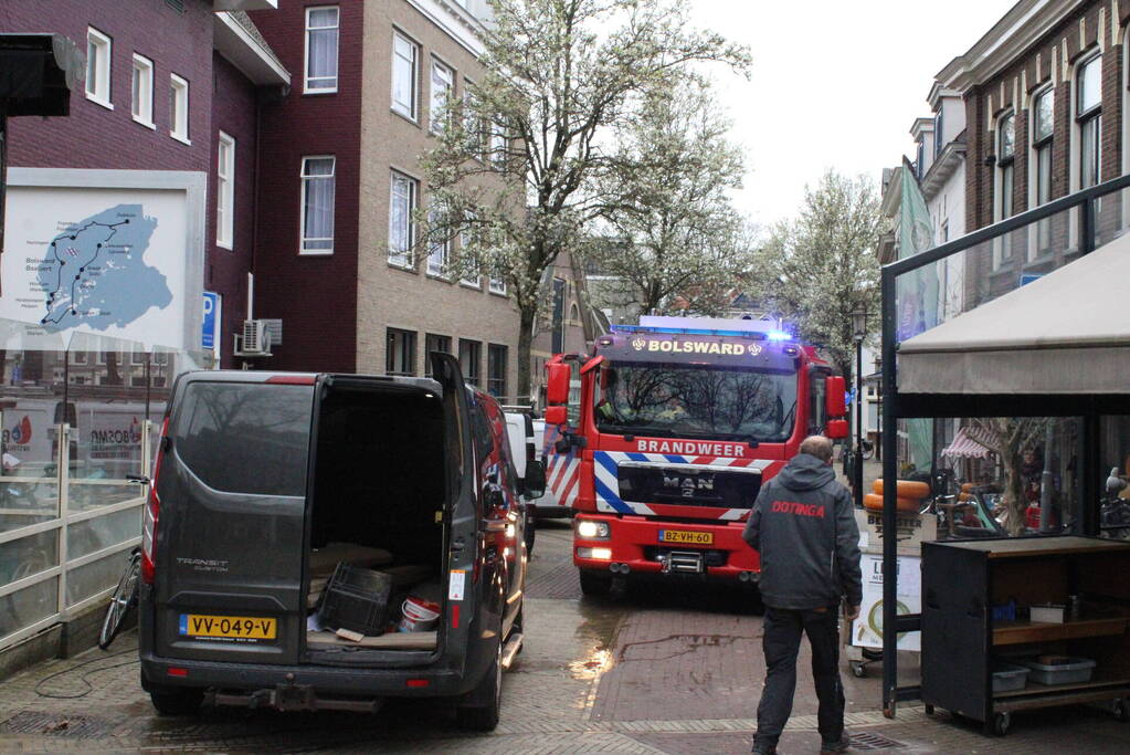 Brandweer onderzoekt brandlucht in hotel