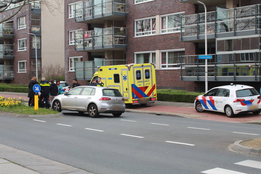 Fietser gewond nadat deze op voorruit van auto belandt