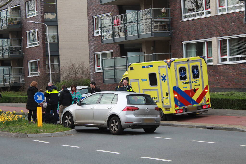 Fietser gewond nadat deze op voorruit van auto belandt