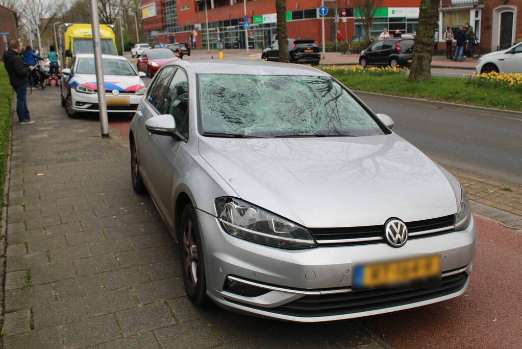 Fietser gewond nadat deze op voorruit van auto belandt