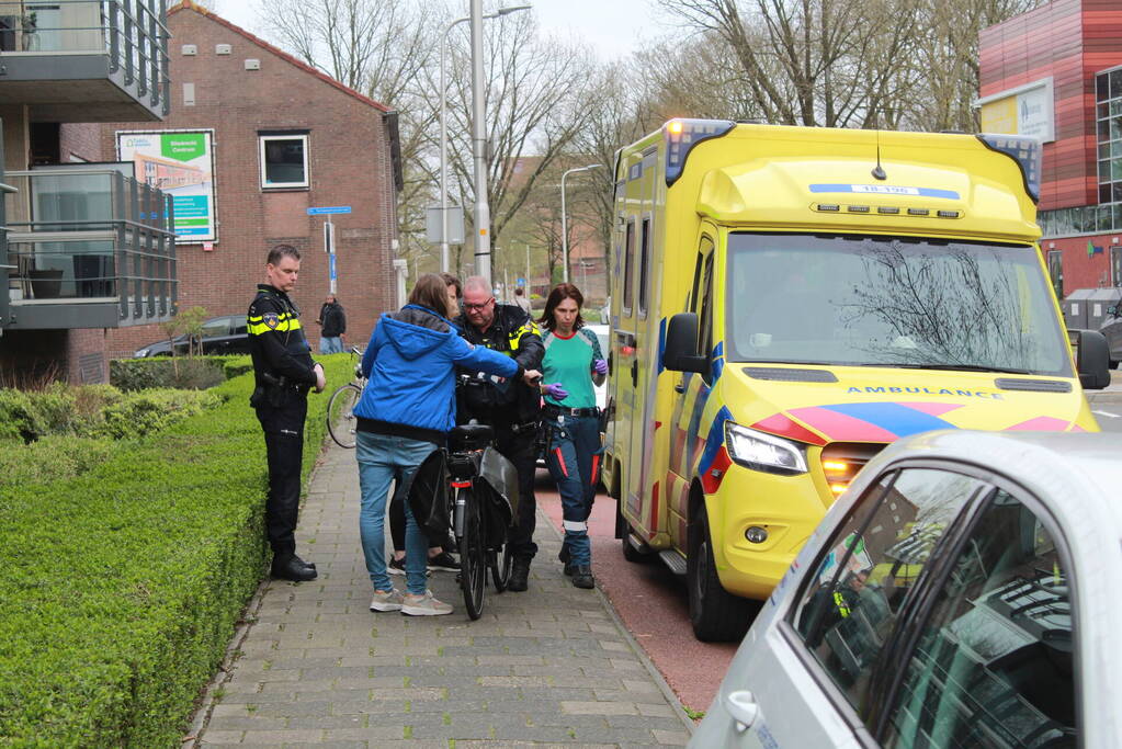 Fietser gewond nadat deze op voorruit van auto belandt