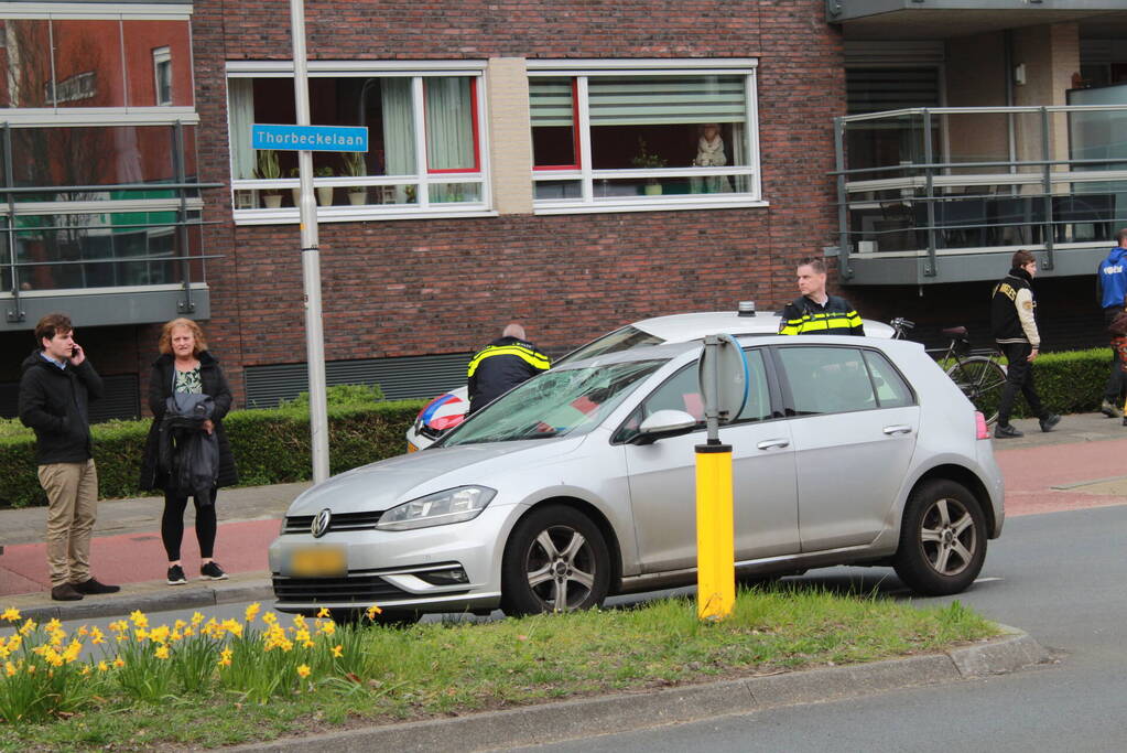 Fietser gewond nadat deze op voorruit van auto belandt