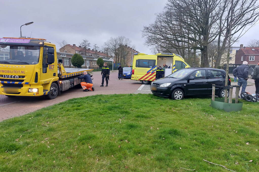 Twee personenauto's met elkaar in botsing