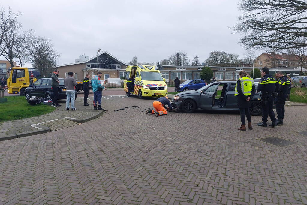 Twee personenauto's met elkaar in botsing