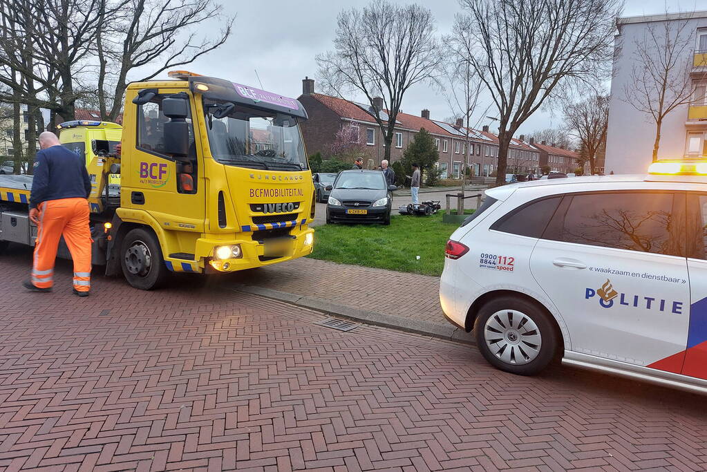 Twee personenauto's met elkaar in botsing