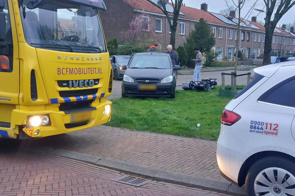 Twee personenauto's met elkaar in botsing