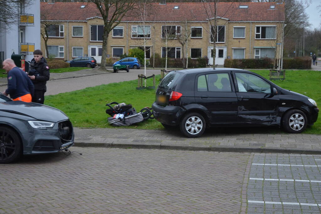 Twee personenauto's met elkaar in botsing