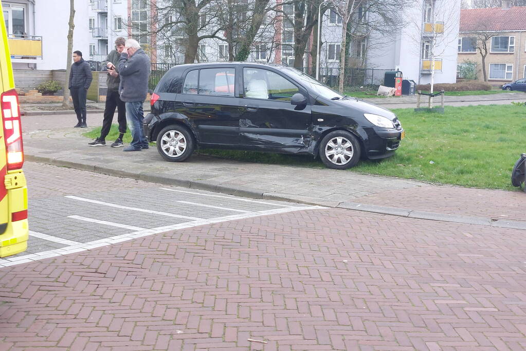 Twee personenauto's met elkaar in botsing