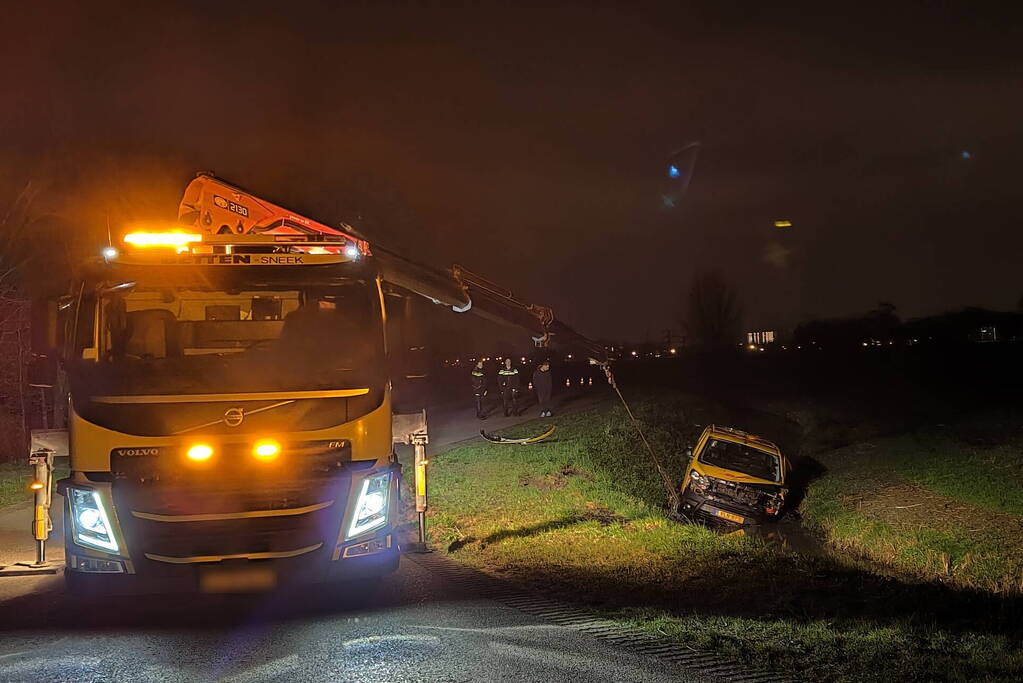 Bezorgbus komt in sloot terrecht