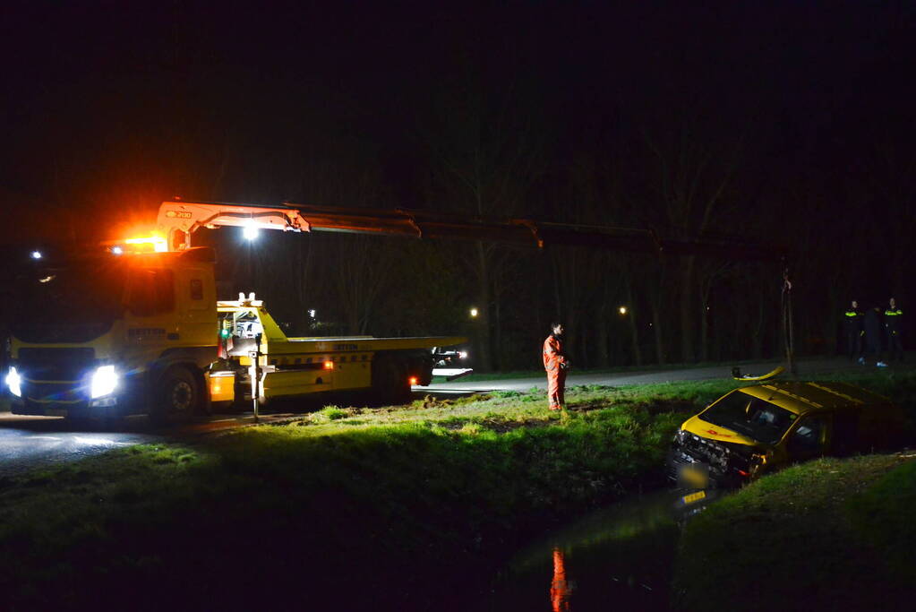 Bezorgbus komt in sloot terrecht