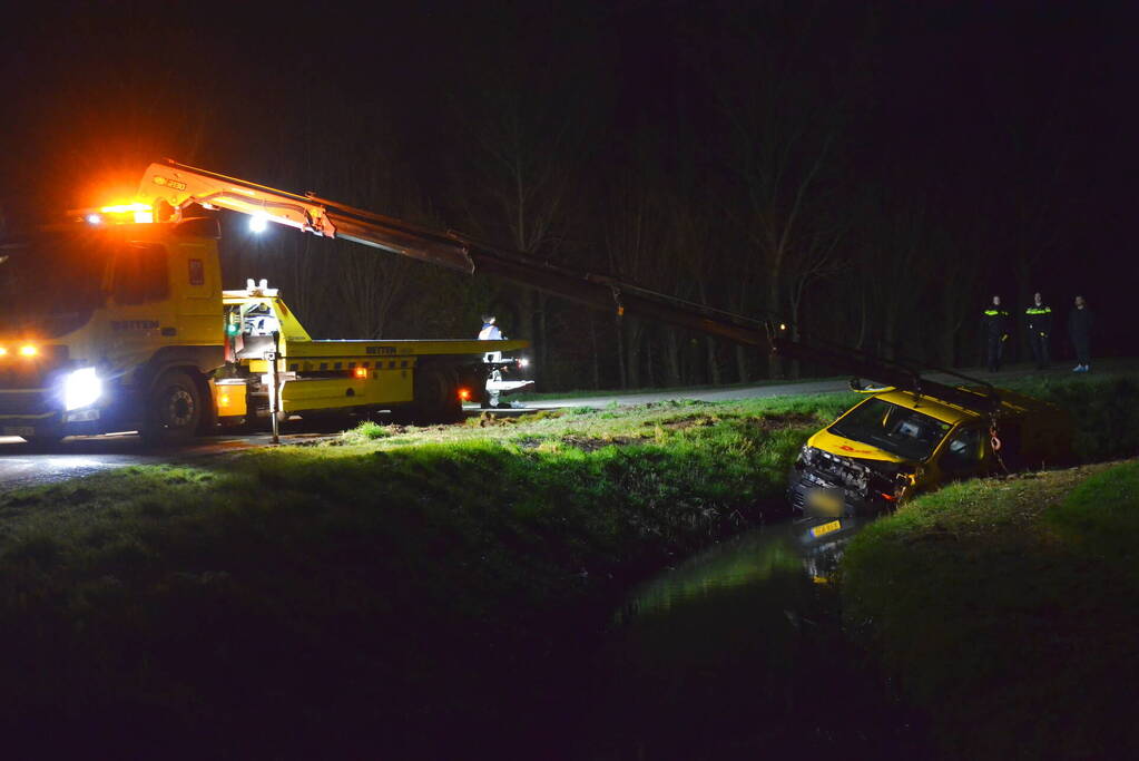 Bezorgbus komt in sloot terrecht