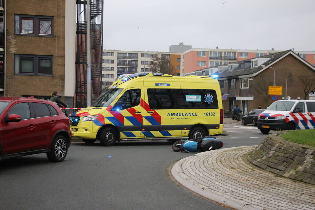 Scooter in botsing met auto op rotonde