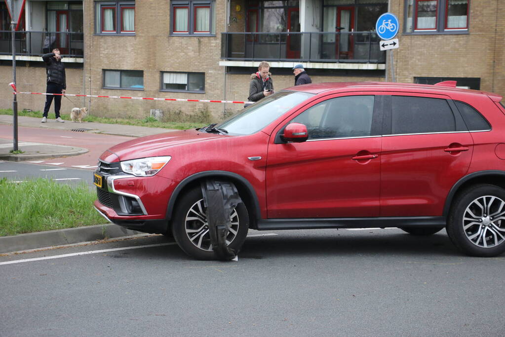 Scooter in botsing met auto op rotonde