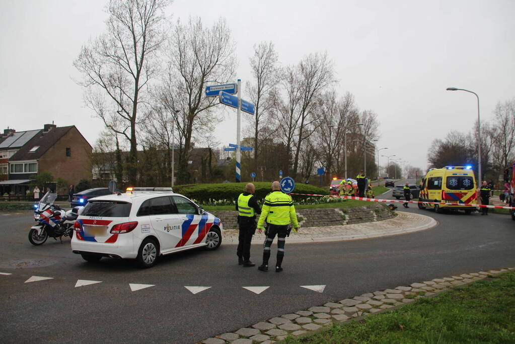 Scooter in botsing met auto op rotonde