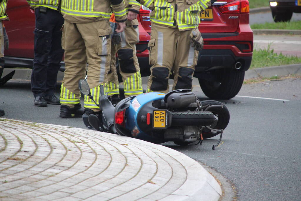 Scooter in botsing met auto op rotonde