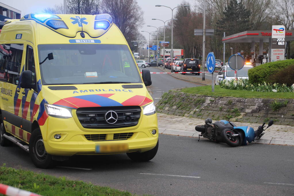 Scooter in botsing met auto op rotonde