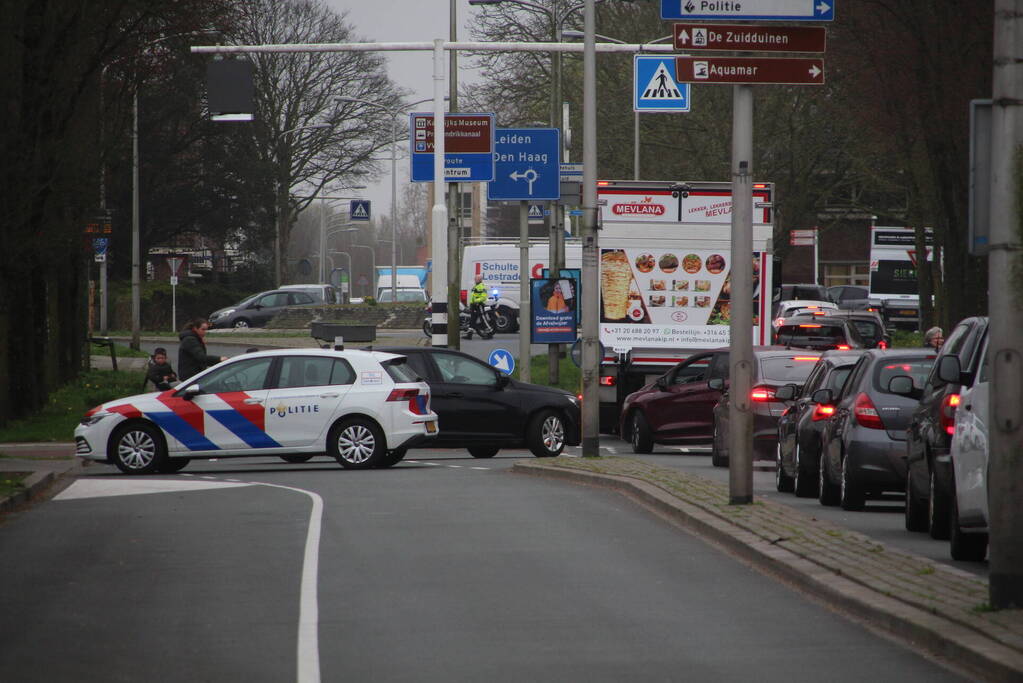 Scooter in botsing met auto op rotonde