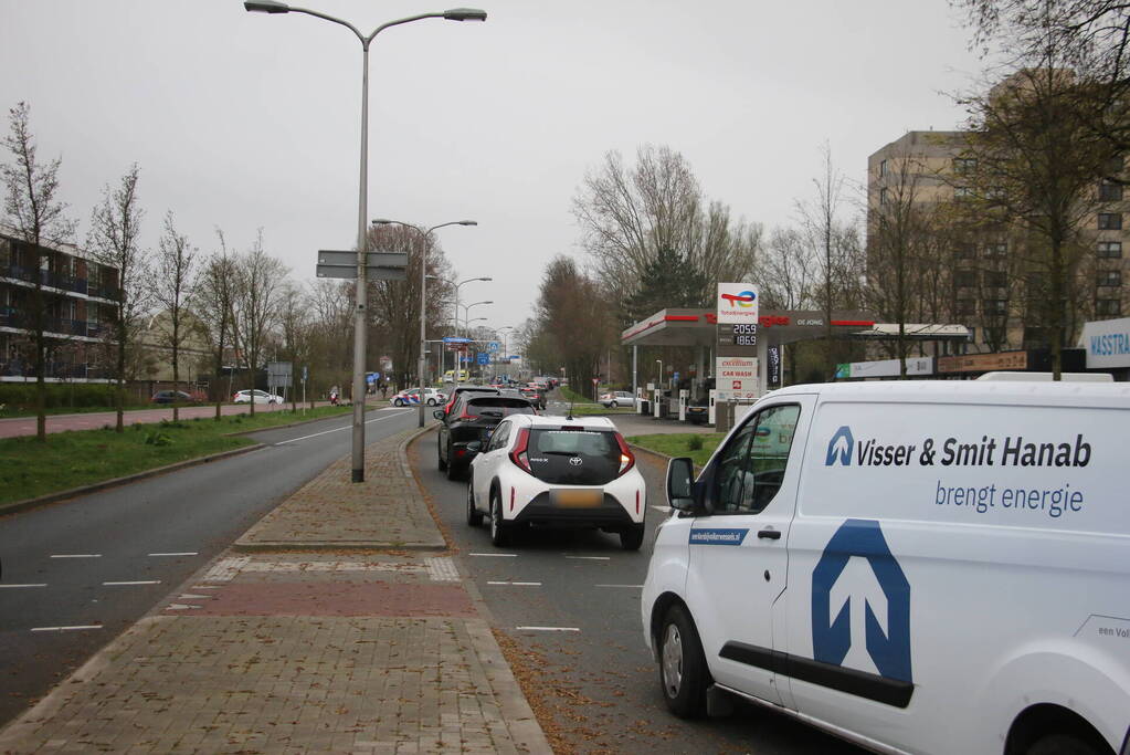 Scooter in botsing met auto op rotonde