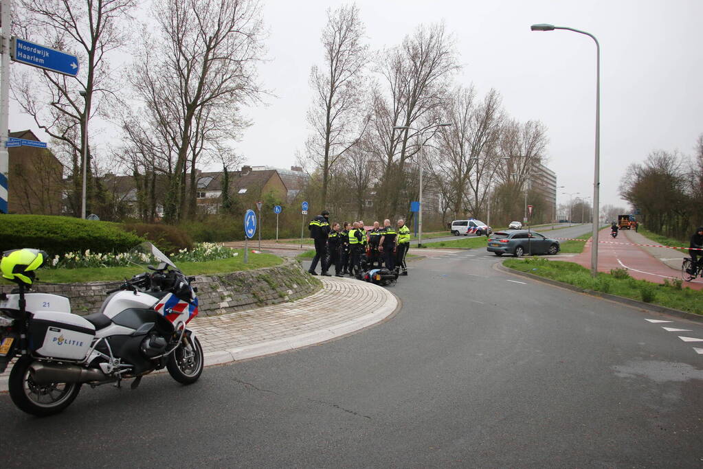 Scooter in botsing met auto op rotonde