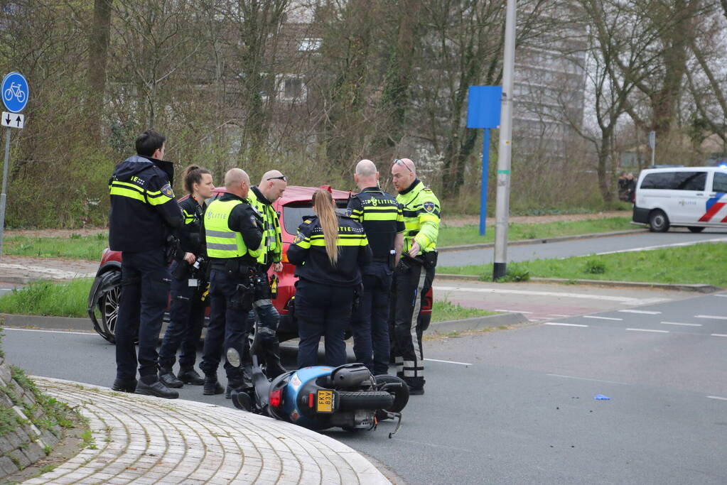 Scooter in botsing met auto op rotonde