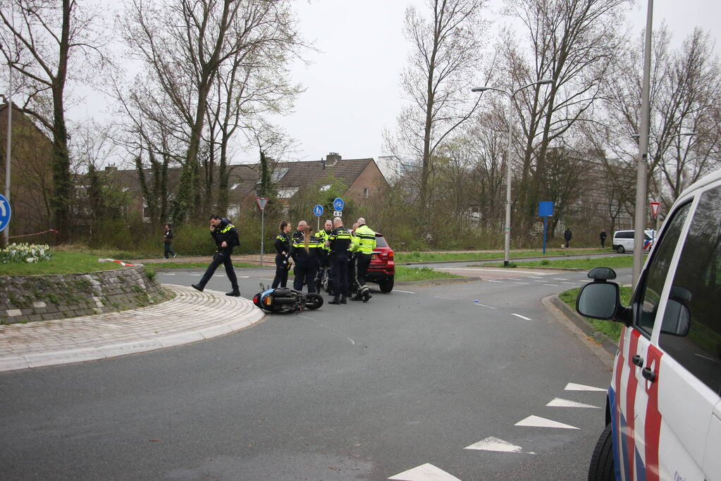 Scooter in botsing met auto op rotonde