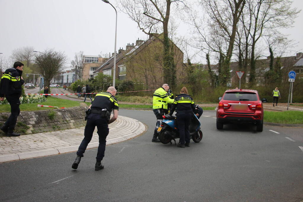 Scooter in botsing met auto op rotonde