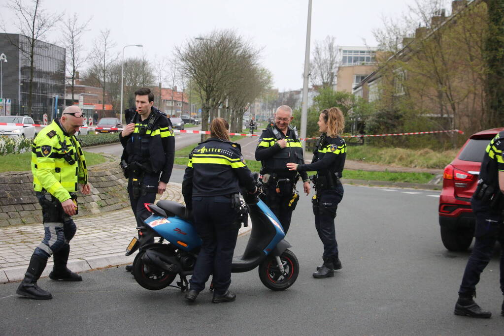 Scooter in botsing met auto op rotonde