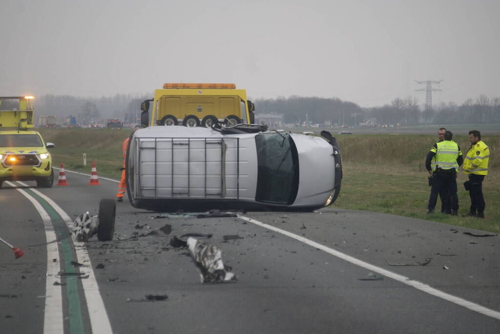 Bestelwagen belandt op zijn kant