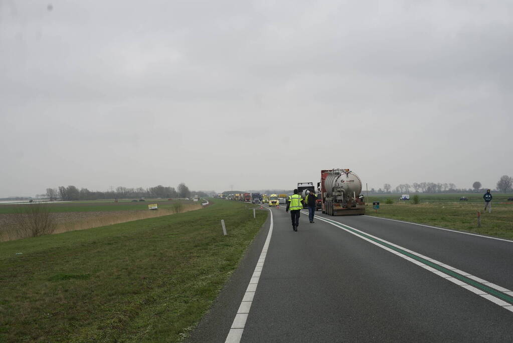 Bestelwagen belandt op zijn kant