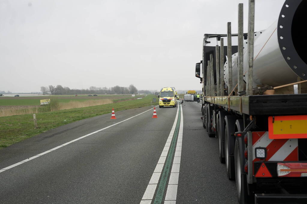 Bestelwagen belandt op zijn kant