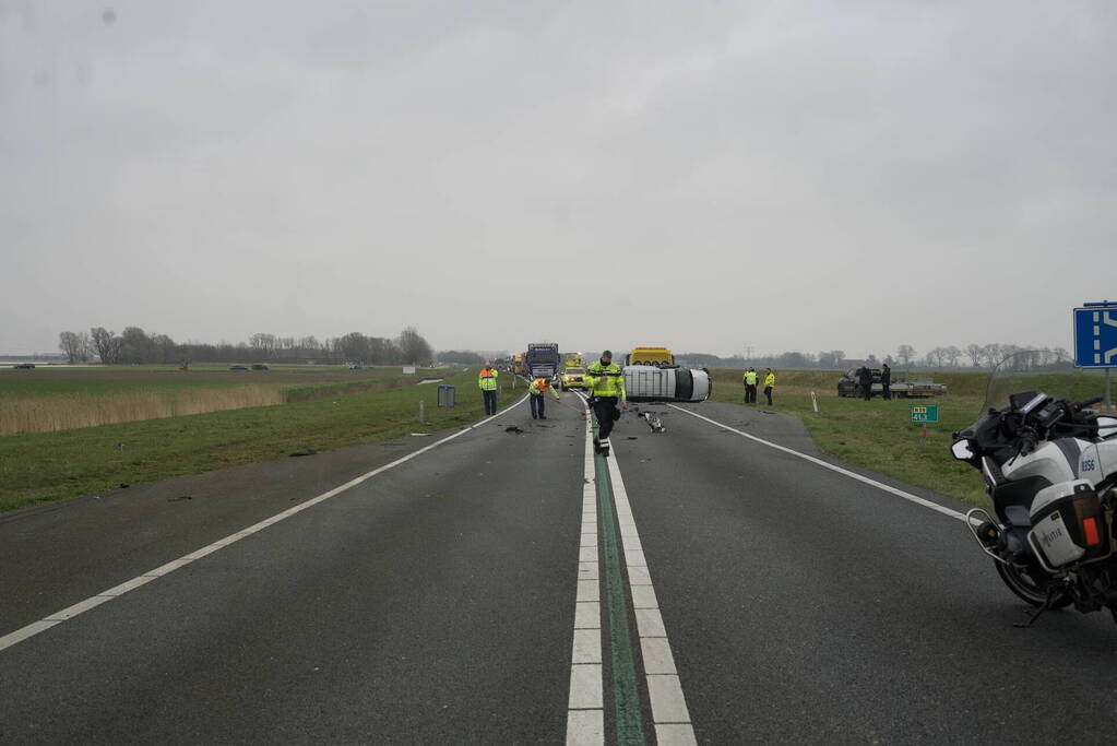 Bestelwagen belandt op zijn kant