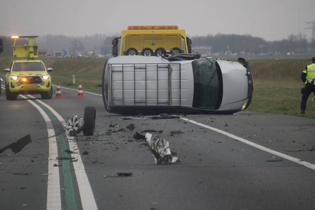 Bestelwagen belandt op zijn kant