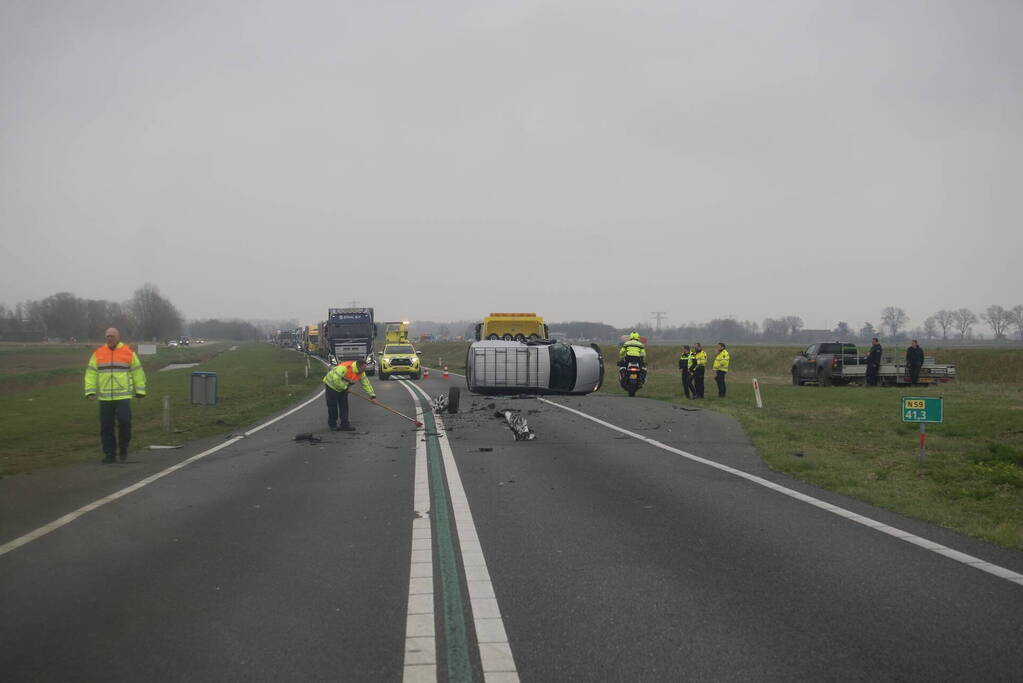 Bestelwagen belandt op zijn kant