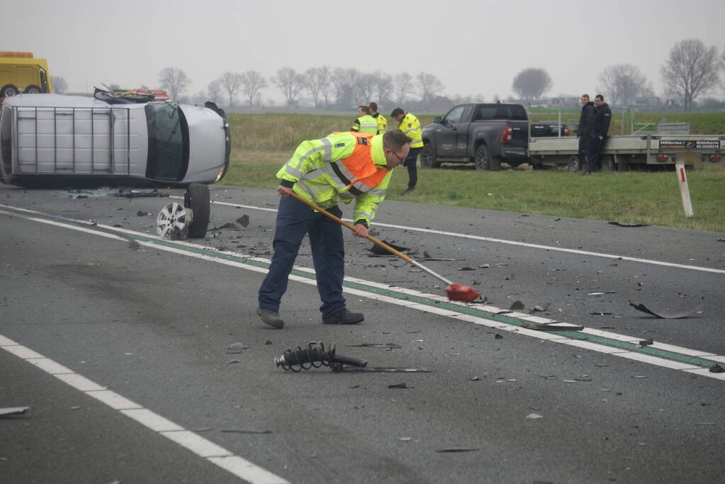 Bestelwagen belandt op zijn kant