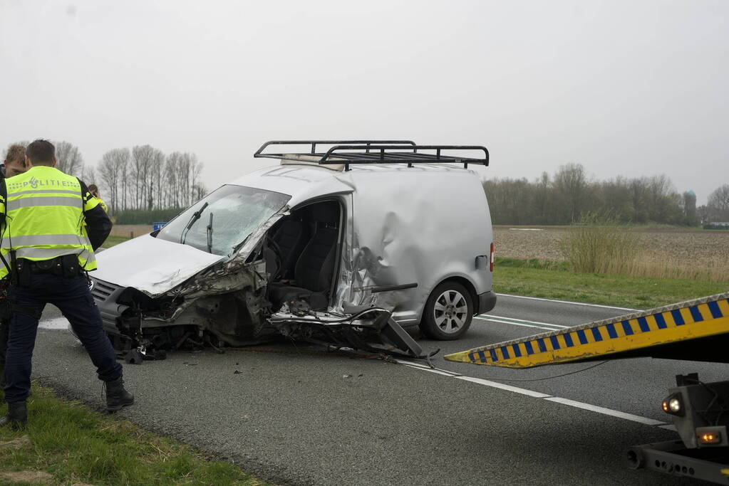 Bestelwagen belandt op zijn kant