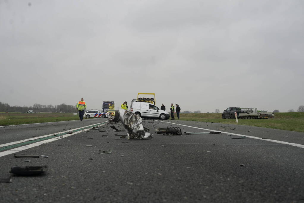 Bestelwagen belandt op zijn kant