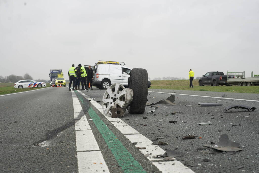 Bestelwagen belandt op zijn kant