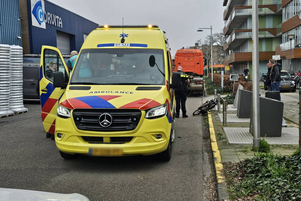 Fietser gewond bij aanrijding met vrachtwagen