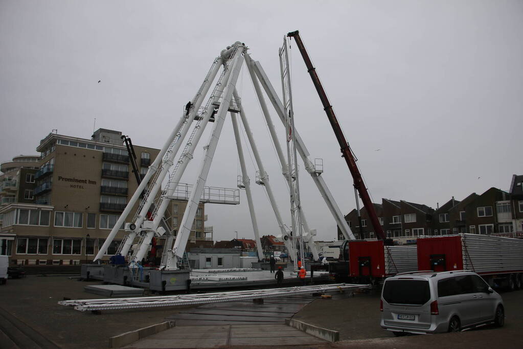 Opbouw grootste reuzenrad langs de kust in volle gang