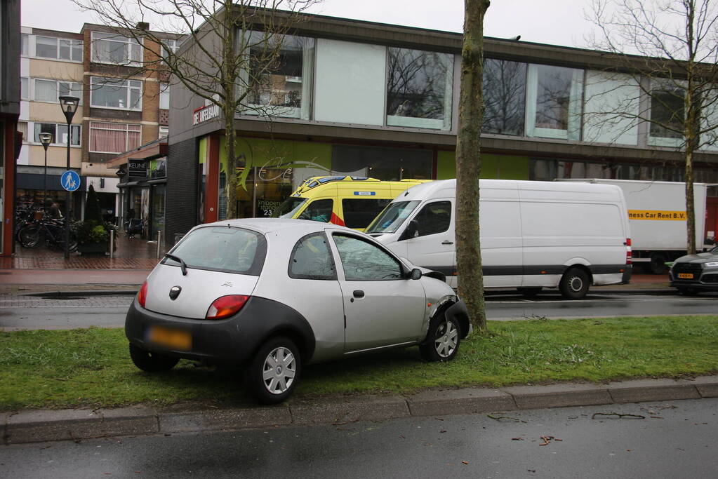 Automobilist klapt op boom