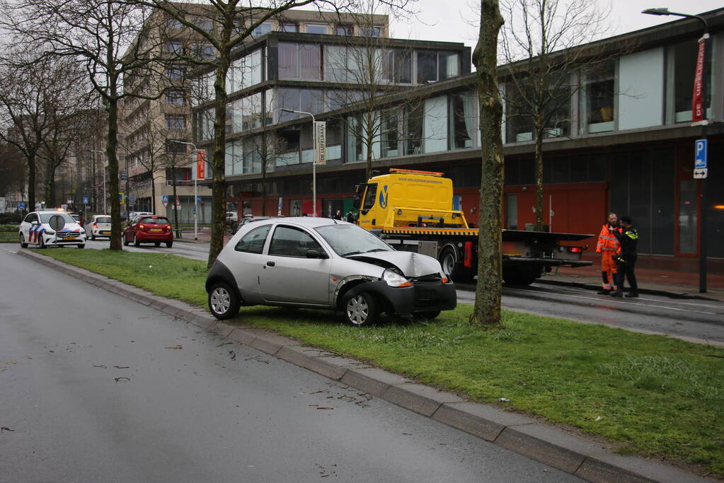 Automobilist klapt op boom