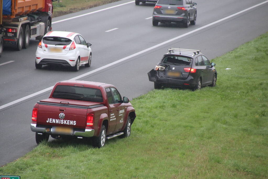 Kop-staartbotsing tussen twee voertuigen op de A50